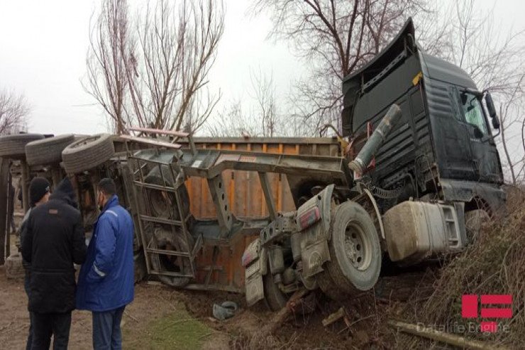 Yük avtomobili qaz xəttinin üzərinə aşdı