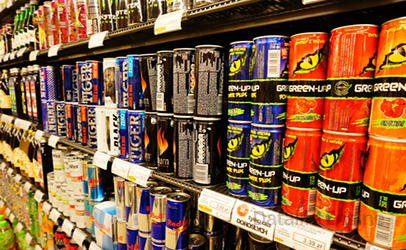 Marketdən 2 min manatlıq energetik içki və siqaret oğurlayanlar saxlanılıb