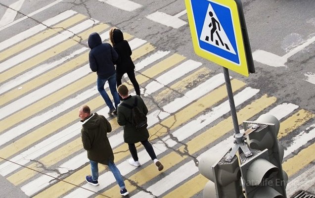 Zaqatalada avtomobil piyadaları vurub