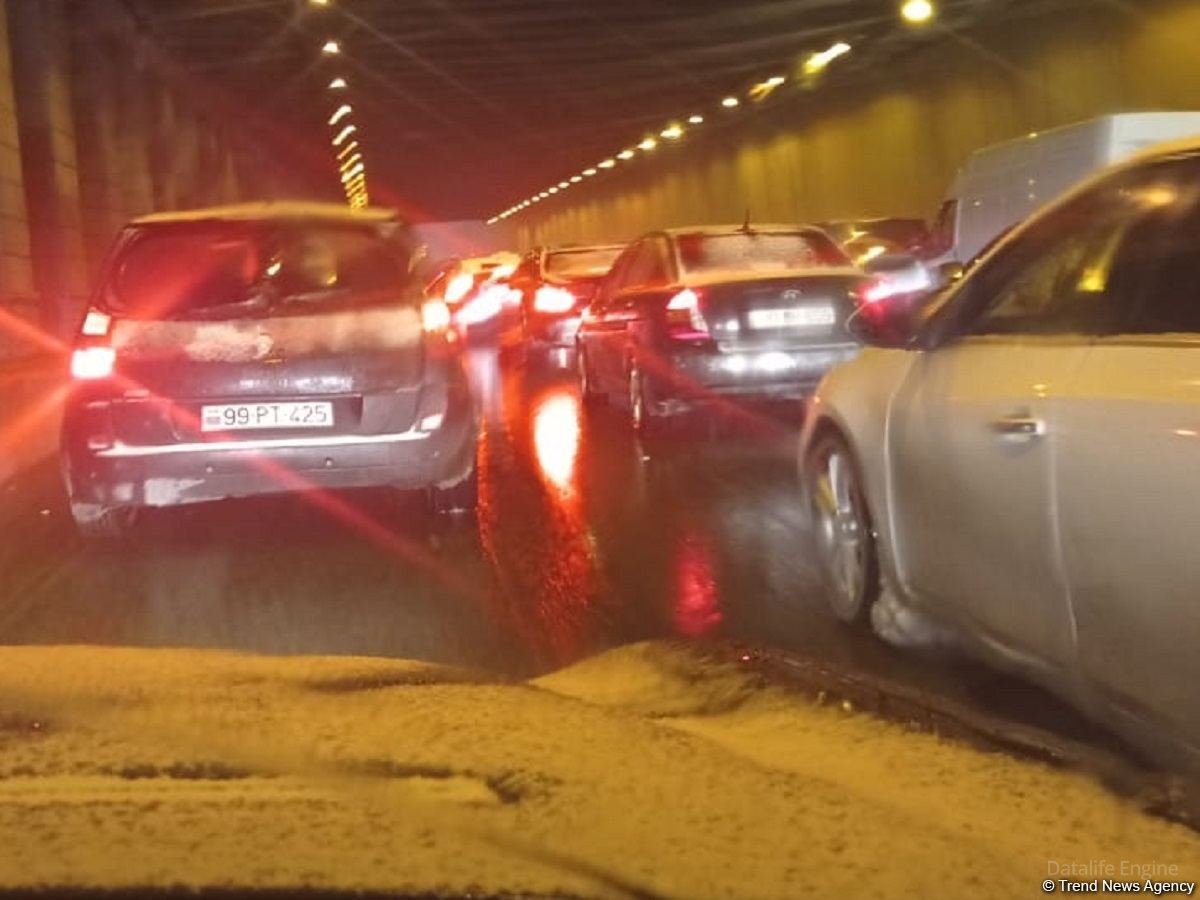 Güclü qar Bakı - Sumqayıt yolunda hərəkəti iflic etdi