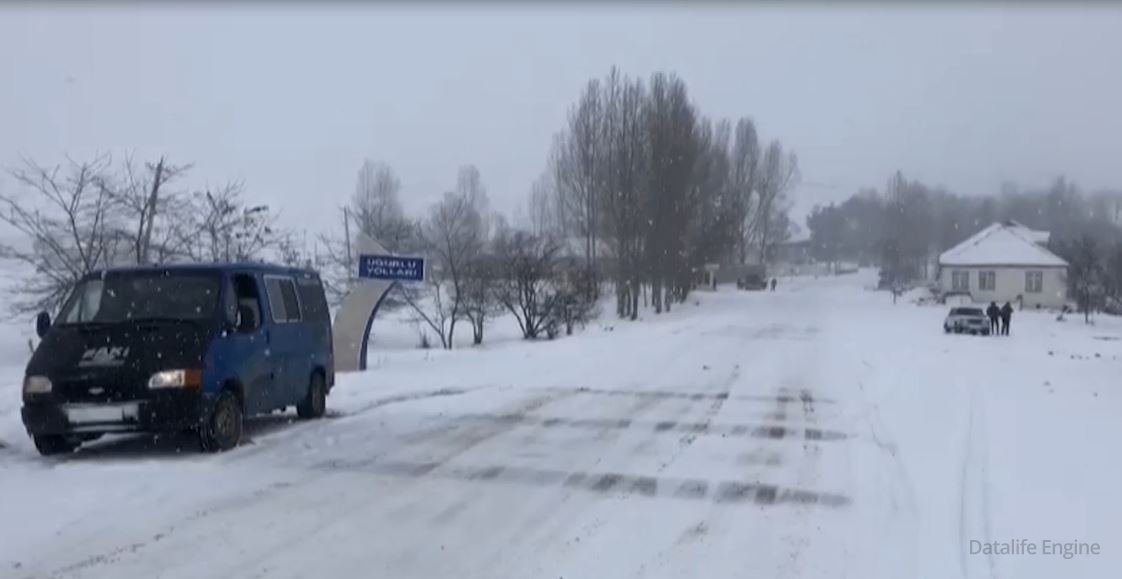 Gədəbəydə yağan qar yollarda çətinlik yaradıb