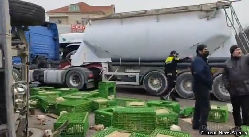Bakıda yük maşını aşdı, toyuqlar yola töküldü