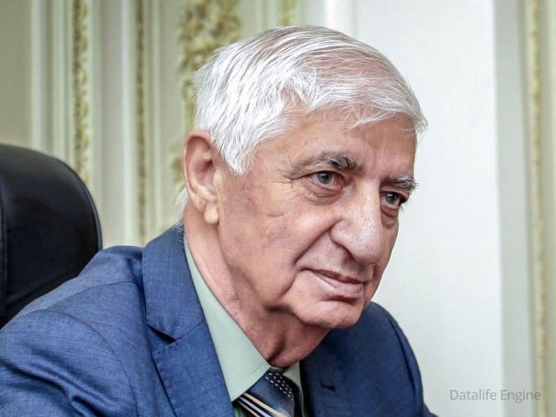 Fikrət Qoca vəfat edib