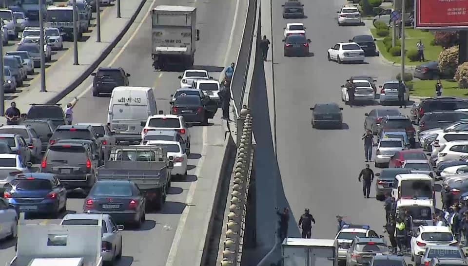 Körpüdə intihara cəhd olub - Yolda sıxlıq yaranıb 