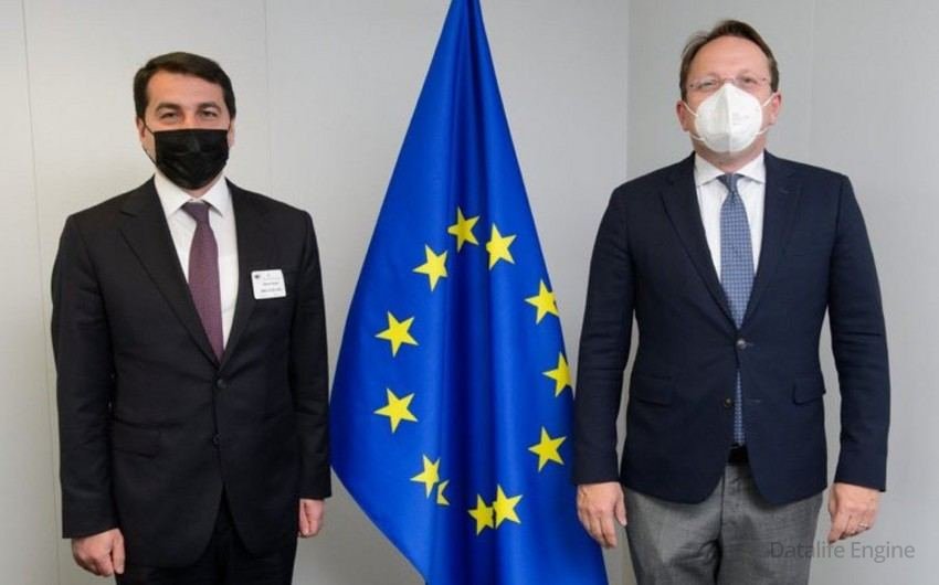 Hikmət Hacıyev Brüsseldə Aİ komissarı ilə görüşüb