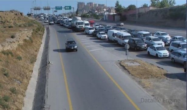 Bakıda iki yük avtomobili toqquşub, biri aşıb