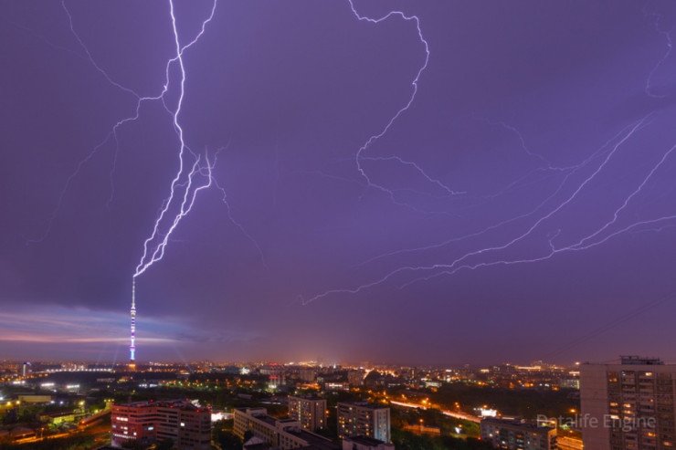 Televiziya qülləsinə 22 dəfə ildırım düşdü 