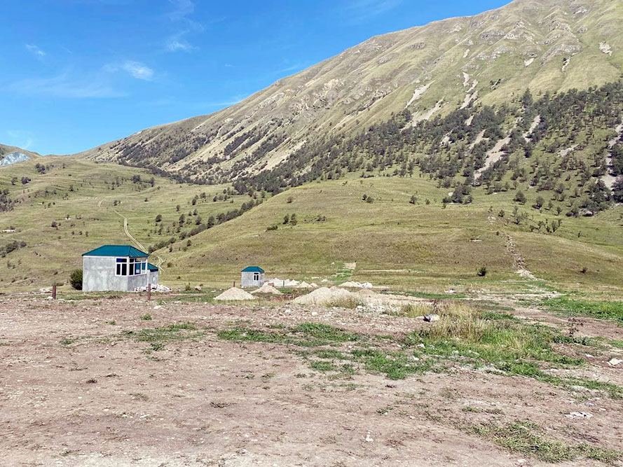 Müdafiə naziri Kəlbəcərdə tikilməkdə olan təlim poliqonuna baxış keçirib