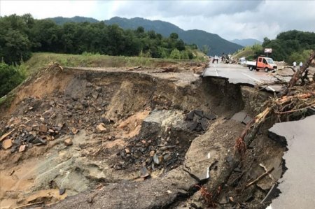 Qeyd edək ki, insanların təxliyəsi üçün həmin bölgələrə 3 helikopter göndərilib.