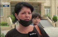 Həyat yoldaşının övladını öldürdüyünü iddia edən qadın parklarda yatır - VİDEO