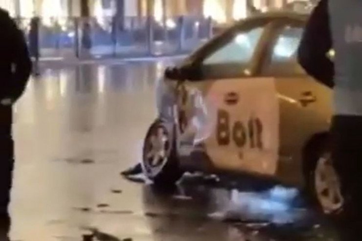 Bakıda metronun üstündə QƏZA 