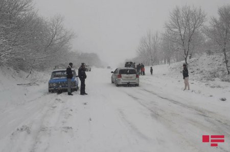 Şamaxı-İsmayıllı yolunda 10-a yaxın avtomobil qəzaya düşdü - Xəsarət alanlar var - FOTO