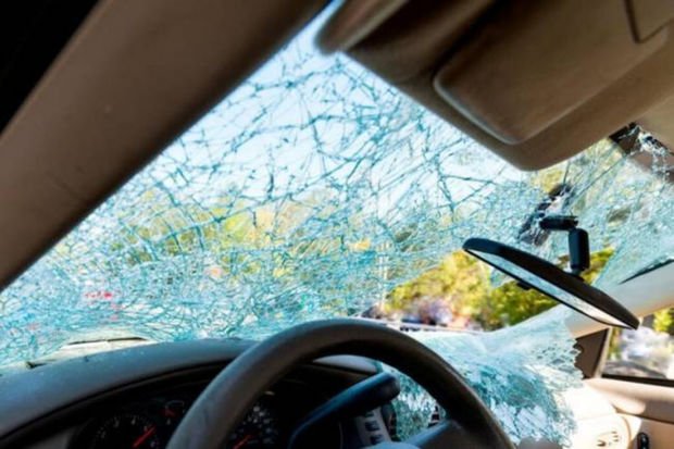 Bakıda avtomobil şadlıq evinə çırpıldı: Xəsarət alanlar var 