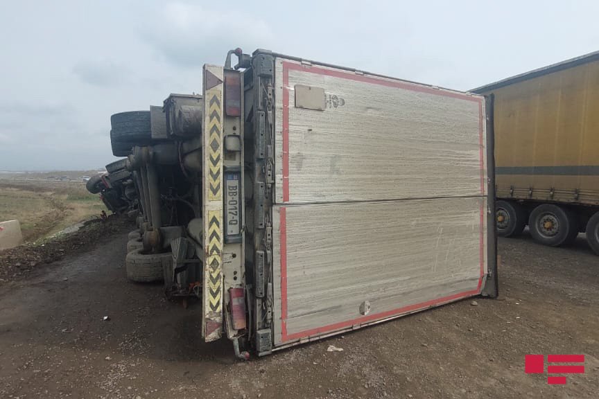 Bakı-Qazax yolunda "TIR" aşdı: sürücü...