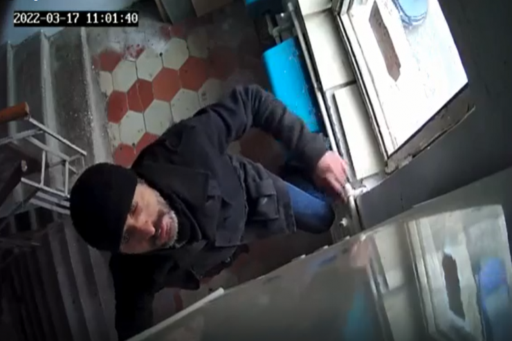 Bakıda kombini sökmək istəyən oğru kameraya düşdü