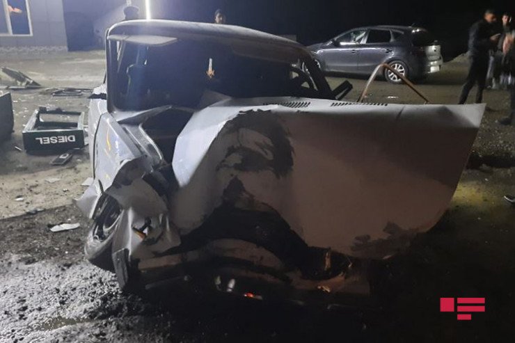 “Jiquli” 2 avtomobillə toqquşaraq yanacaqdoldurma məntəqəsinə girdi