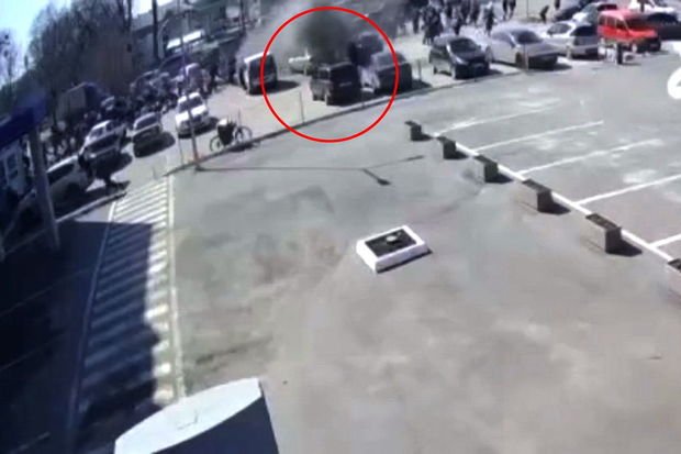 Xarkovda insanların humanitar yardım üçün toplaşdığı yerə raketin düşmə anı