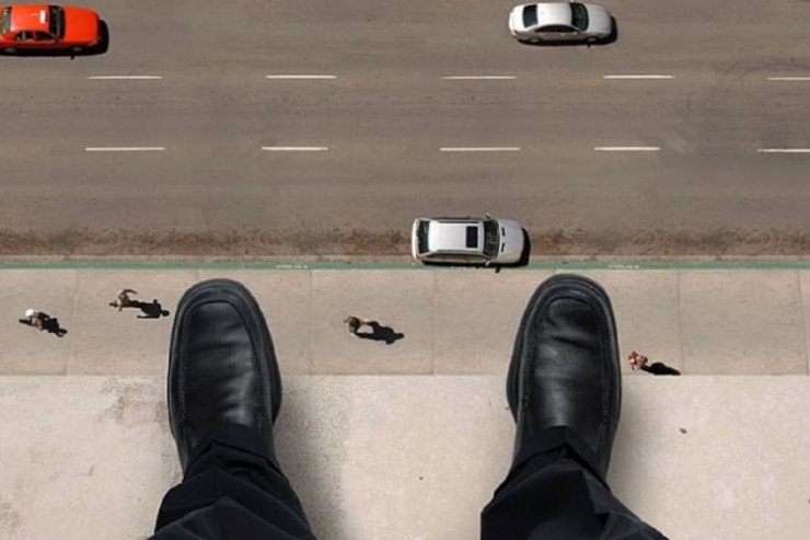 70 yaşlı kişi özünü binadan atdı - AZƏRBAYCANDA