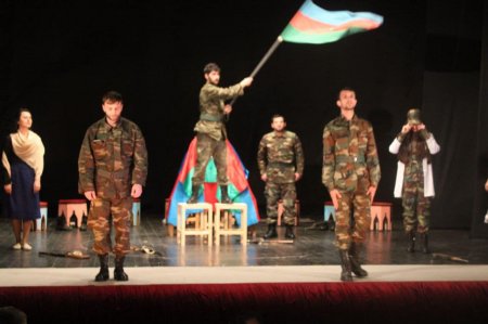 Lənkəran teatrında “Haqqın 44 günü” adlı tamaşaya ictimai baxış 