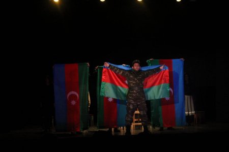 Lənkəran teatrında “Haqqın 44 günü” adlı tamaşaya ictimai baxış 