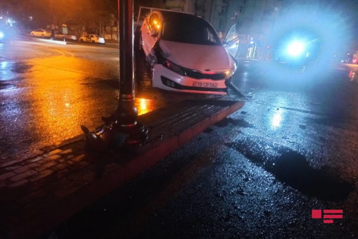 Bakıda avtomobil betona çırpıldı -FOTO 