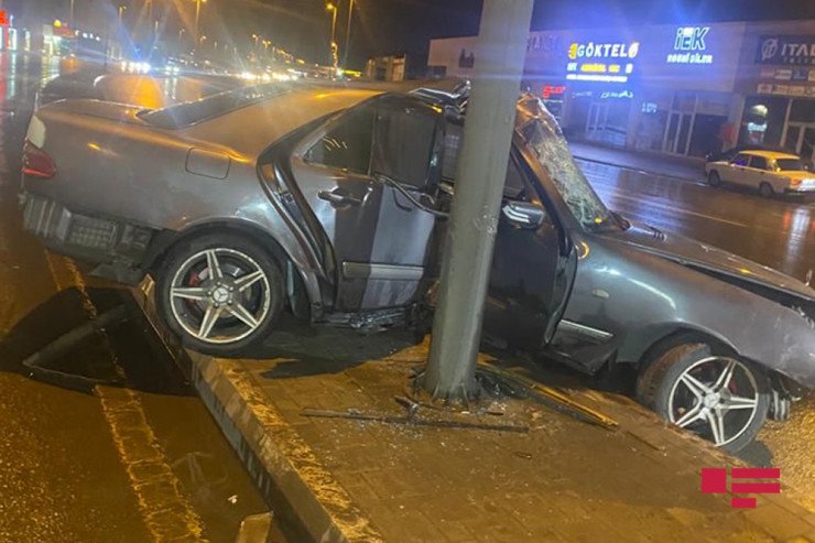 Bakıda ağır qəza: avtomobil dirəyə çırpıldı -FOTO