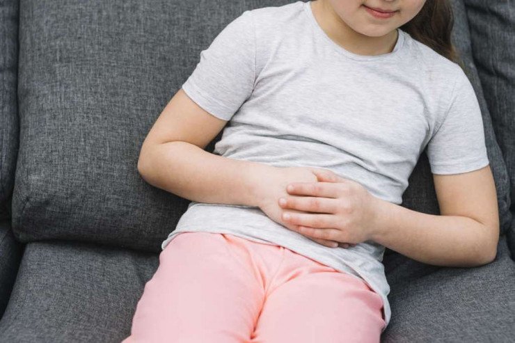 Məktəbli qız qarın ağrısından şikayət etdi: Hamilə olduğu üzə çıxdı