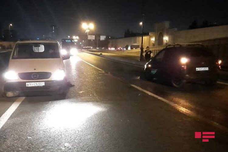 Bakıda mikroavtobusla minik avtomobili toqquşdu -FOTO