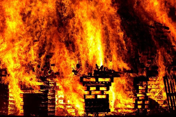 Lənkəranda ikimərtəbəli ev yandı