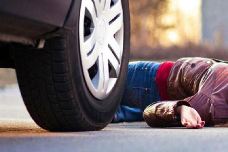 Sərxoş polis iki qızı maşınla vurub öldürdü