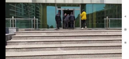 Nazirliyin önündə aksiya keçirərkən halı pisləşdi - SON DƏQİQƏ // FOTO