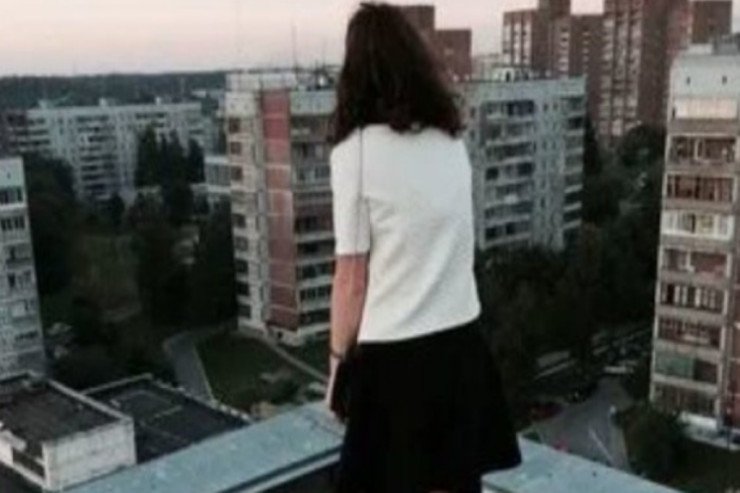 Azərbaycanda özünü binadan atan məktəbli KİŞİNİN BAŞINA DÜŞDÜ