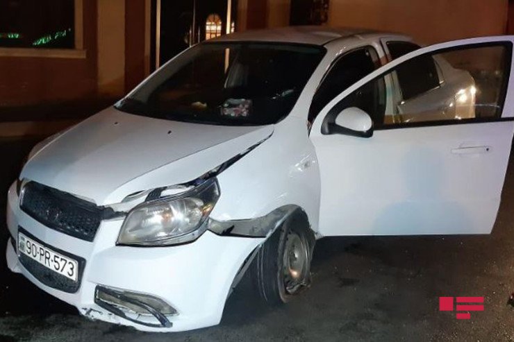 Avtomobil səkiyə dəyərək aşdı 