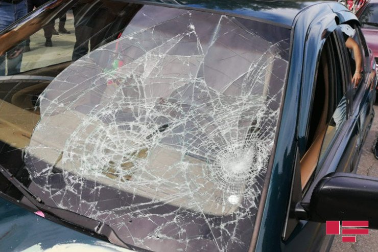 Sumqayıtda BMW gənc qadını vurdu - FOTO