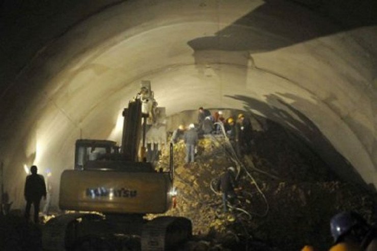 Hindistanda QORXUNC QƏZA: tunel çökdü, ölənlər var