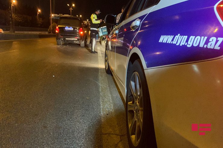 Avtomobil ağaca çırpıldı, sürücü xəstəxanaya aparıldı