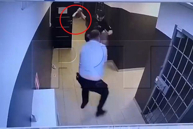 Məhkəmə binasında qanlı qarşıdurma: Müttəhimin nəzarətçilərə hücum anı kamerada