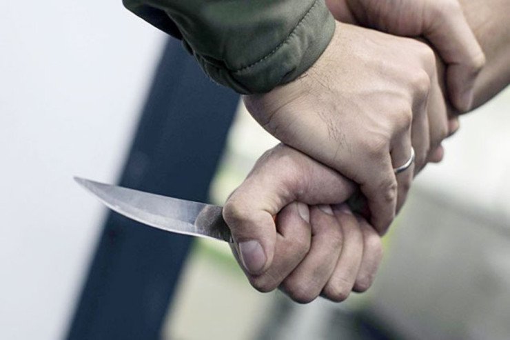 Evinin qabağında dostunu öldürdü - AZƏRBAYCANDA