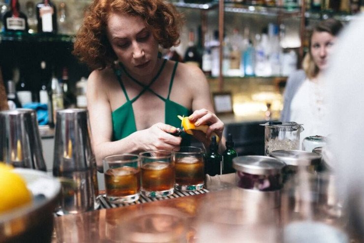 Barda OLAY: azərbaycanlı kişi sərxoş qızın...