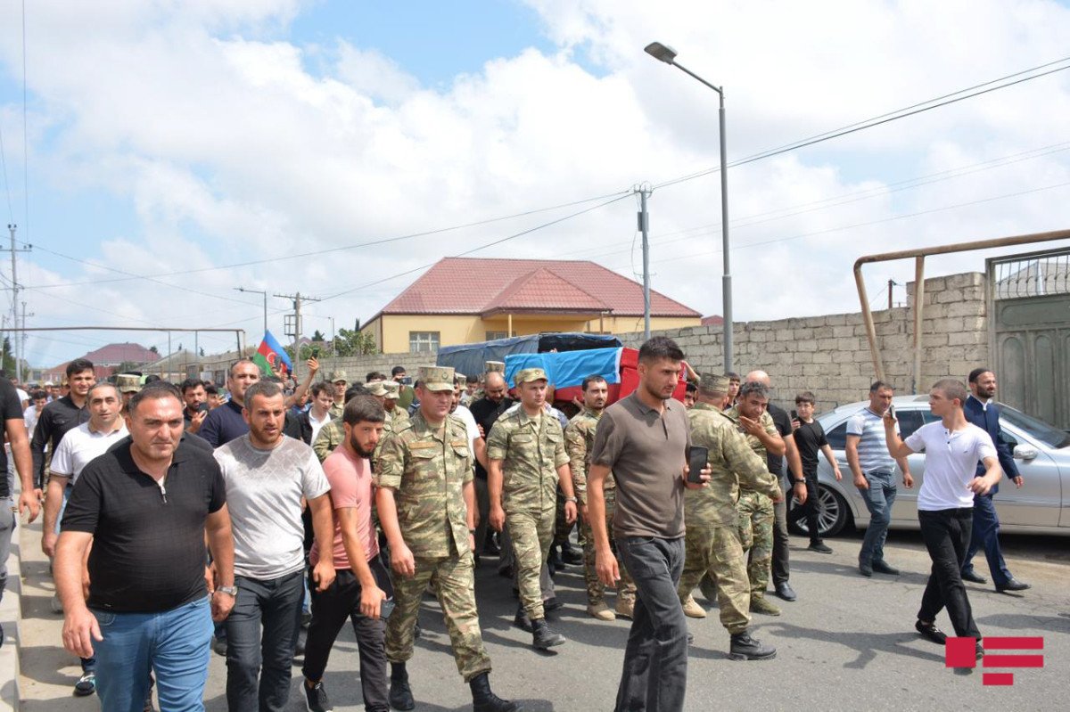 Laçında şəhid olan hərbçilərimiz dəfn edildi - FOTO Laçında şəhid olan hərbçilərimiz dəfn edildi - FOTO