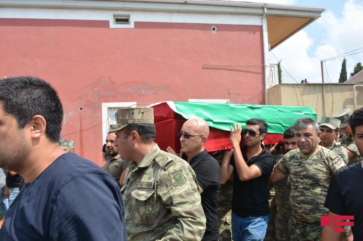 Laçında şəhid olan hərbçilərimiz dəfn edildi - FOTO Laçında şəhid olan hərbçilərimiz dəfn edildi - FOTO