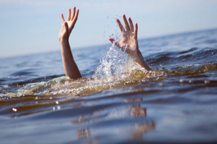 Sumqayıtda tələbə qız özünü dənizə atıb İNTİHAR ETDİ - YENİLƏNİB