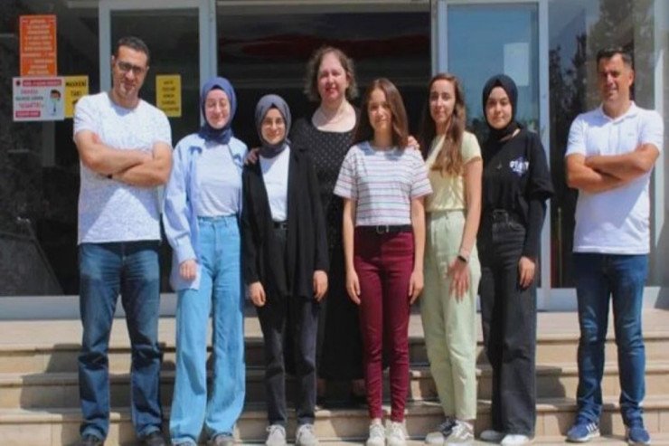 Eyni sinifdən 7 qız tibb universitetlərinə qəbul oldu