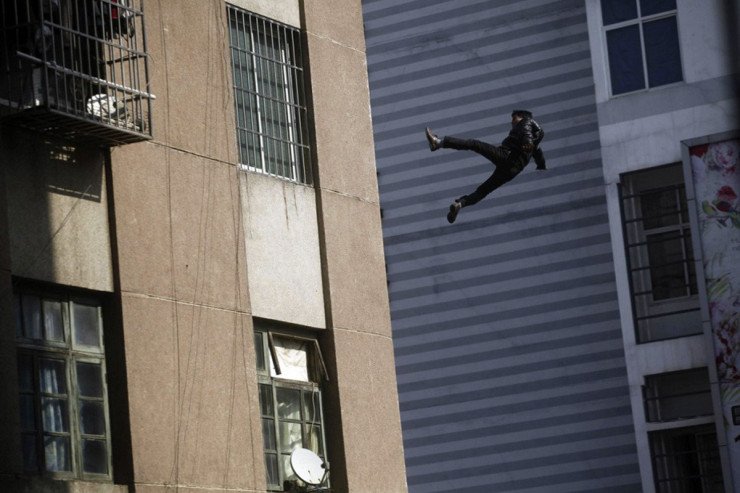 Bakıda tələbə özünü binadan atdı - YENİLƏNİB