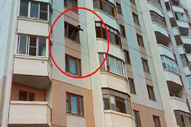 Bakıda FACİƏ: 4 yaşlı qız binadan düşüb öldü Bakıda FACİƏ: 4 yaşlı qız binadan düşüb öldü