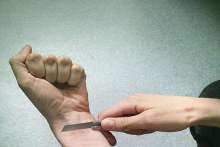 Bakıda DƏHŞƏT: Ülgüclə özünü doğradı