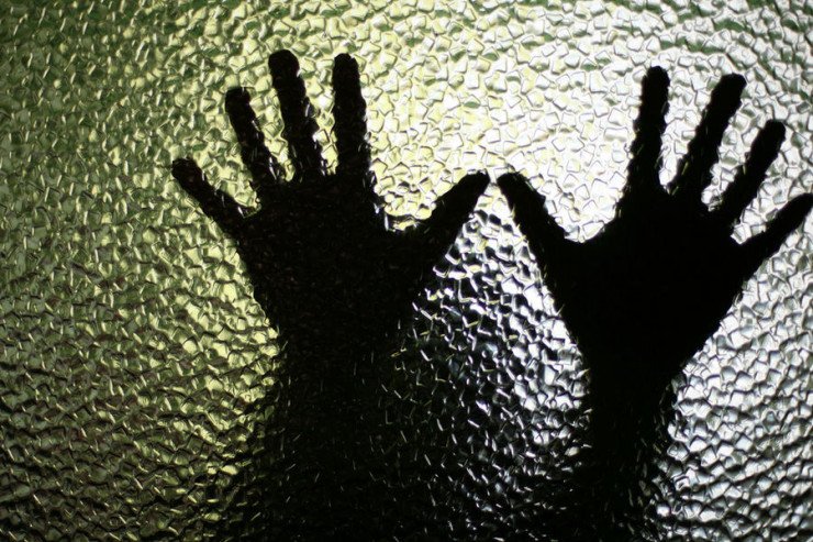 Ögey ata azyaşlı qızlara seksual hərəkətlər etdi Ögey ata azyaşlı qızlara seksual hərəkətlər etdi