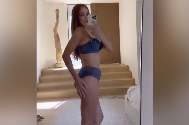 Məşhur aktyorun arvadı alt paltarında bədənini nümayiş etdirdi