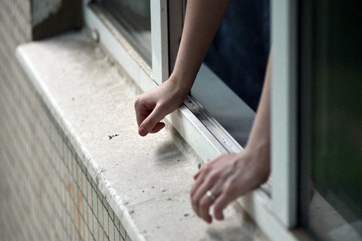 Bakıda yeniyetmə qız binadan yıxıldı