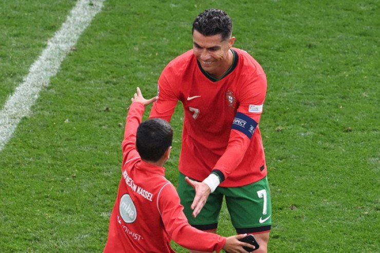 Ronaldo ilə selfi çəkən uşağa UEFA "ağır cəza" verdi Ronaldo ilə selfi çəkən uşağa UEFA "ağır cəza" verdi